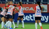 Jugadoras de Junior celebran un gol.