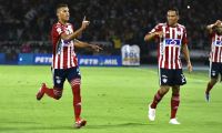 Nelson Deossa celebrando el gol con Carlos Bacca.