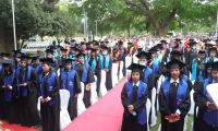 Graduados durante la ceremonia.