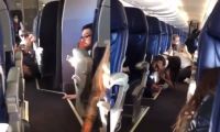 Hombres armados dispararon contra un avión de Aeroméxico y otro de la Fuerza Aérea Mexicana.