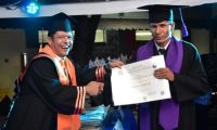 José Luis Barros recibiendo diploma por el rector Pablo Vera