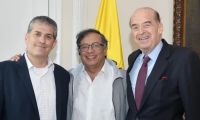 El embajador de Israel en Colombia, Gali Dagan, el presidente Gustavo Petro y el canciller Álvaro Leyva.