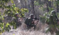 Soldados israelíes patrullan a lo largo de la frontera con Gaza.