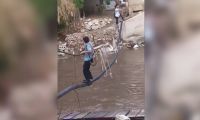 Niño cruzando el río Gaira.