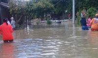 Con el agua hasta la cintura permanecen los pobladores de zonas aledañas a tres ríos desbordados en el Magdalena