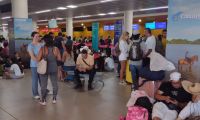 Turistas en el Aeropuerto Internacional Simón Bolívar