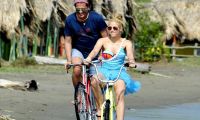 Carlos Vives y Shakira en grabacion de La Bicicleta 