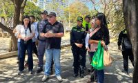 Alejandro Gaviria atendiendo a medios.