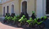 Policías custodiando el edificio de la Alcaldía de Santa Marta.
