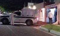 La Sijin de la Policía cuando ingresaba para la inspección de los cuerpos en Villa Campestre.