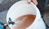 Servicio de agua está llegando con mal color y olor en las viviendas de Villa Universitaria