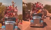 Recientemente un grupo de jóvenes fue captado arriesgando sus vidas al ir en el techo de un vehículo pesado.