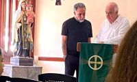 Armando Benedetti en el altar de la iglesia del barrio El Golf.