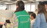 Funcionarios de Supersalud durante la intervención a Coosalud EPS.