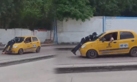 Taxista llevó a agente de tránsito colgado del capó unos 300 metros