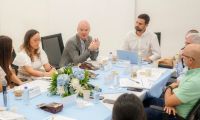 Reunión entre parte del gabinete distrital y delegados del Reino Unido.