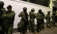 Cuerpo élite de la Policía ecuatoriana irrumpiendo en la Embajada de México.