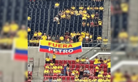 "Fuera Petro": el mensaje que ondeó en el debut de la Selección Colombia