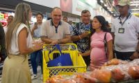 Entrega de los primeros mercados este viernes.