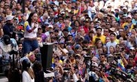 Equipo de María Corina Machado denuncia que la líder ha sido interceptada “de forma violenta”.