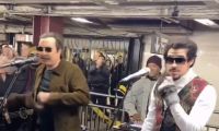 Bad Bunny y Jimmy Fallon en el metro. 