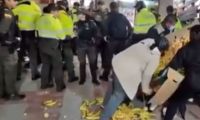 Durante un operativo de recuperación del espacio público en Tunja, una vendedora ambulante perdió su mercancía cuando uniformados intentaron desalojarla, generando críticas en redes. 