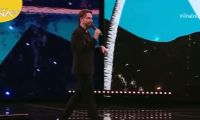 El comediante venezolano George Harris enfrentó abucheos y tensión durante su presentación en el Festival de Viña del Mar, cuando parte del público interrumpió su show con protestas.