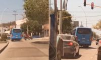 La denuncia resalta la peligrosidad de este comportamiento, que pone en riesgo la seguridad de otros conductores y peatones.