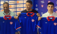 Alexis García con su asistente Gerardo Bedoya y su preparador físico José Casas.