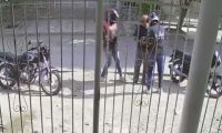 En cuestión de segundos, los delincuentes atracaron al ciudadano.