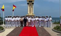 Alcalde Carlos Pinedo y la tripulación del buque ‘Juan Sebastián de Elcano’.
