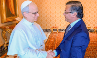 Petro invita al papa León XIV a visitar Santa Marta durante encuentro en el Vaticano