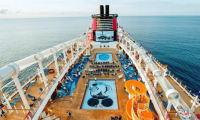 Padre salta al mar para salvar a su hija tras caer desde un crucero de Disney