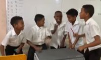 Jóvenes Estudiantes aprendiendo las tablas de multiplicar a ritmo de champeta.