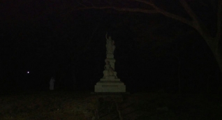 Imagen donde se aprecia una figura femenina, aparentemente la llorona, en la Quinta de San Pedro Alejandrino.