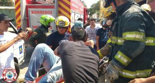 Bomberos de Santa Marta atendiendo a una de las personas lesionadas.