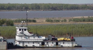 Este es el remolcador que encalló en aguas del río Magdalena, en El Banco. 