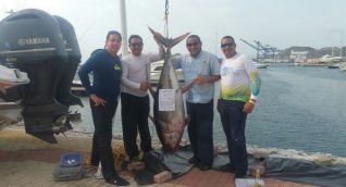 Concursantes de la lancha Sibaris presentaron el atún de 167 libras, el más grande capturado en el concurso.