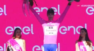 Tom Dumoulin (Sunweb) se adjudicó este martes la etapa y la camiseta de líder del Giro de Italia.