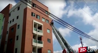 Momentos en personal del Cuerpo de Bomberos tratan de persuadir al cantante no se lanzará del quinto piso.