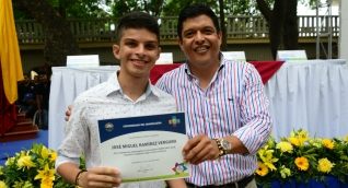 El Rector Pablo Vera Salazar entregó una distinción al estudiante José Miguel Ramírez por su excelente desempeño en las Pruebas Saber Pro 2016. 