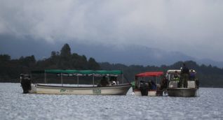 Un grupo de rescatista realiza operaciones de búsqueda luego de que una embarcación con aproximadamente 170 personas se hundiera. 
