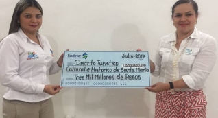 Findeter, hizo entrega de un cheque simbólico por $3 mil millones a la Secretaria de Hacienda de Santa Marta, Kelly Johana González. 