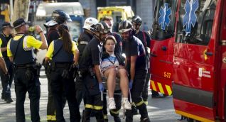 Personal del socorro trabajó el día del atentado en la evacuación rápida de los heridos. 