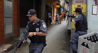 Policía de Río de Janeiro inspecciona una favela.