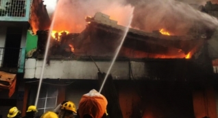 Todas las unidades de bomberos de Santa Marta y de municipios cercanos trabajaron hasta apagar las llamas.