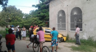 Taxi estrellado contra iglesia