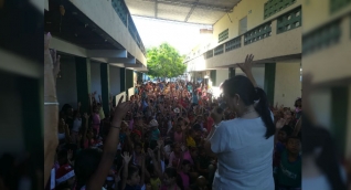 Mónica Salas, miembro de los Toro Salas, durante una novena en diciembre.