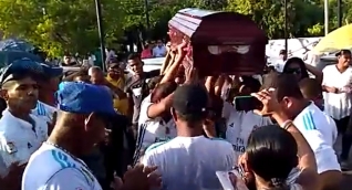 Con camisas del Real Madrid y el Unión Magdalena, y al ritmo de música despidieron al pescador.