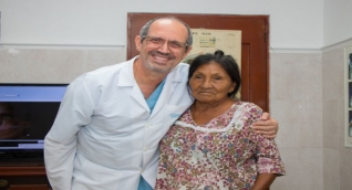 Escobar junto a Doña Leonida, una de sus pacientes. 